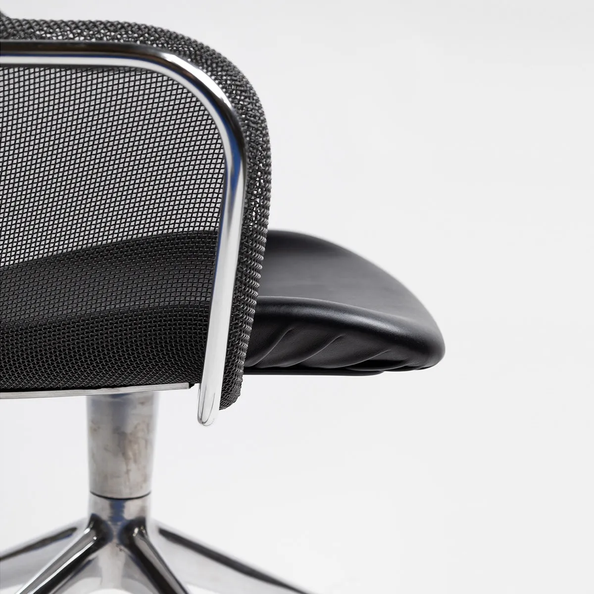 Iuta Revolving Armchair Grey Gamma Black