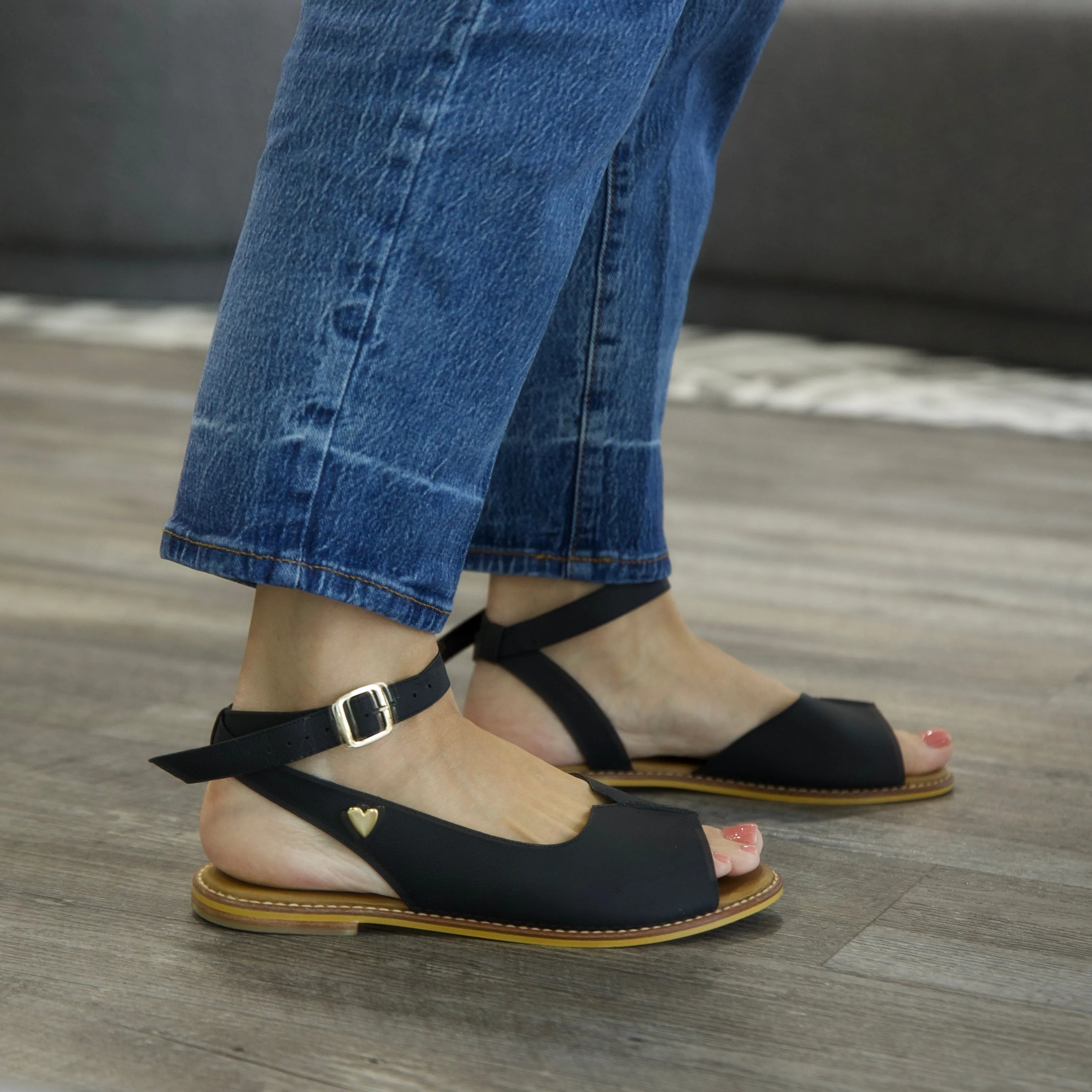 Jess Flat Sandals - Black