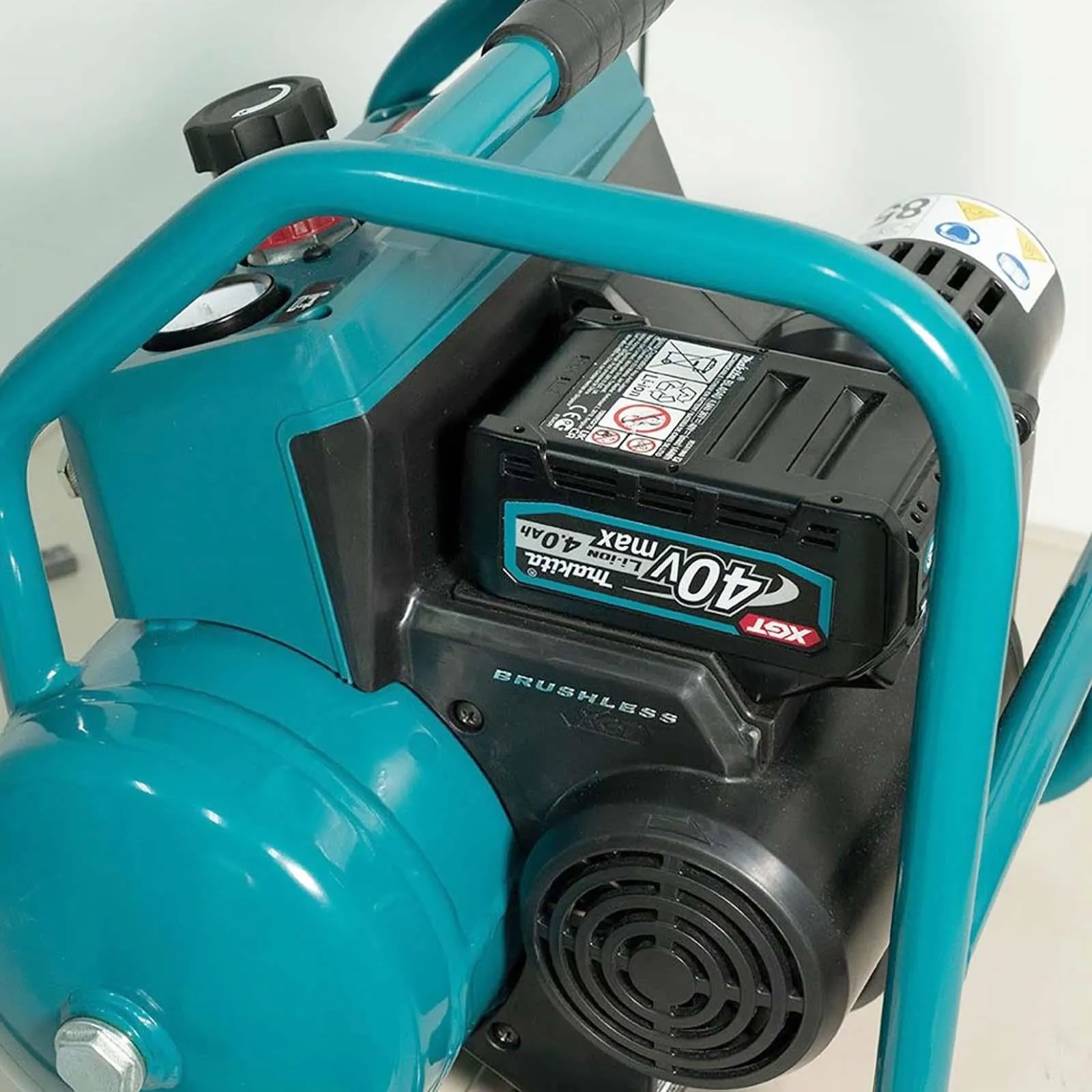 Makita Air Compressor XGT 40V Max Brushless Cordless 2 x 5Ah Batteries Rapid Charger AC001GT201