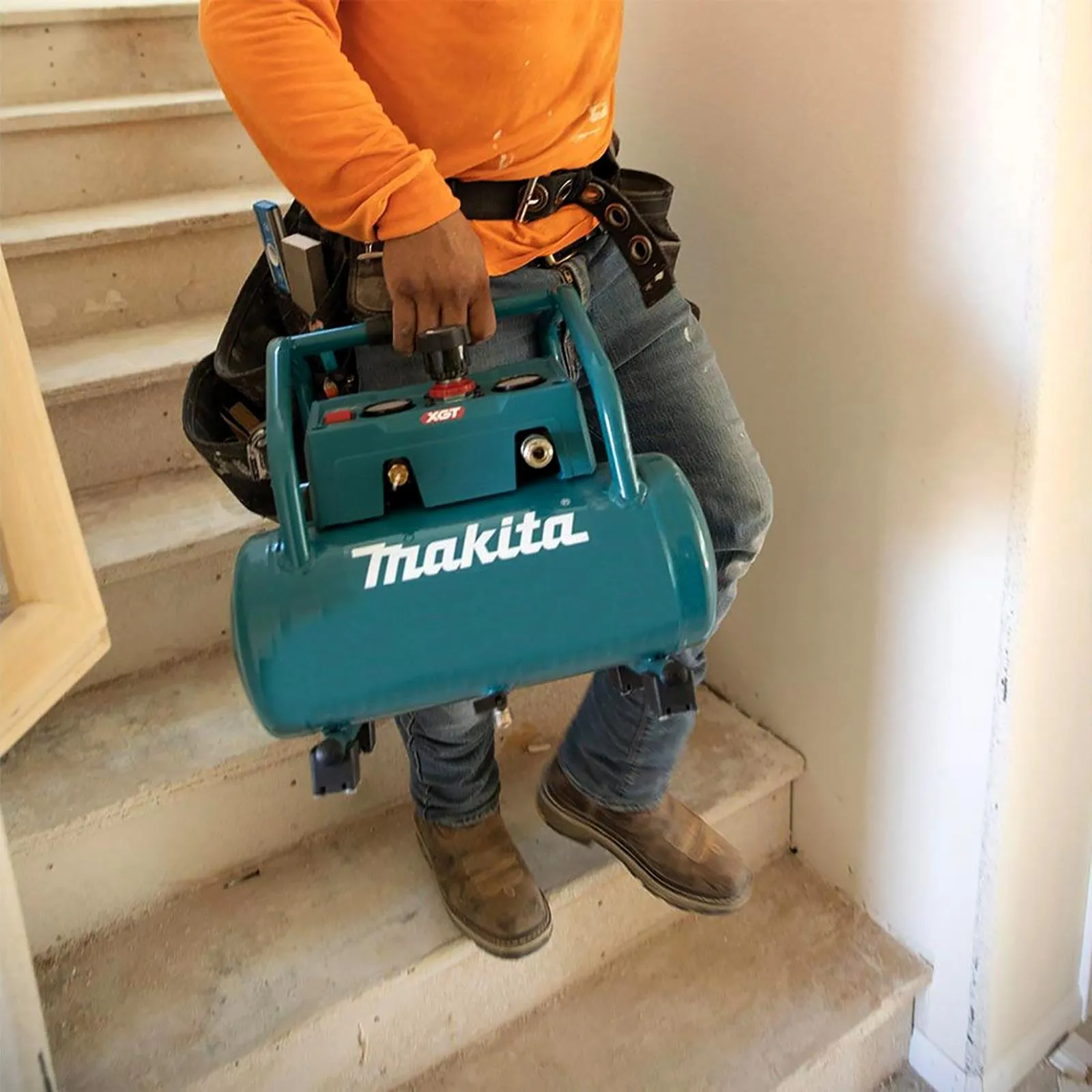 Makita Air Compressor XGT 40V Max Brushless Cordless 2 x 5Ah Batteries Rapid Charger AC001GT201